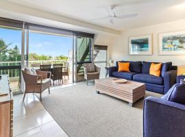 Comfortable & stylish with rooftop spa, Hotel in Sunshine Beach