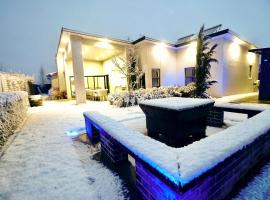 Pinecone Lodge - Luxury 4BR Home l EV Charger l Fire Pit l WiFi l BBQ l 4 Car Garage, khách sạn sang trọng ở Jindabyne