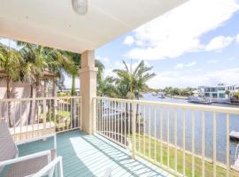 Air Conditioned Pet Friendly Canal Home With Wifi, pet-friendly hotel in Banksia Beach