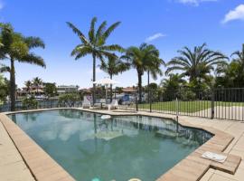 Lux and Space In The Perfect Canal Home, hotell i Banksia Beach