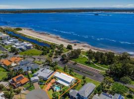 The Barefoot Bungalow - Beachfront House With Pool, hotel in Banksia Beach