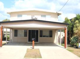 Bongaree Beach House with Pool, Hotel in Bongaree