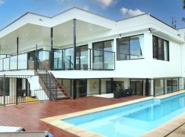 Villa paradiso - 5 bed - beach access - pool, vacation home in Tura Beach