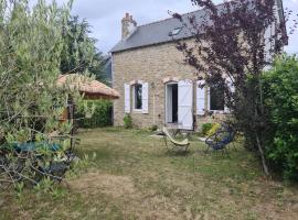 Jolie maison en pierre avec parking privé, hotel v destinaci Carnac