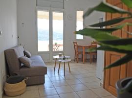 Plateia sea view loft, bolig ved stranden i Samos