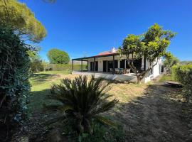 Villa bord de mer, hotel v destinaci Hyères
