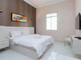 Hotel 78 Parapat Mitra RedDoorz, hotel with parking in Parapat