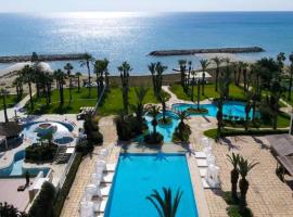 Sandy Beach Hotel & Spa - ex Sentido, hótel í Larnaka