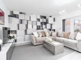 4 Bedroom, 3 Bathroom Home Walking Distance to Manchester City Centre