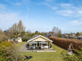 Nice Home In Dronningmlle With Kitchen, bolig ved stranden i Dronningmølle