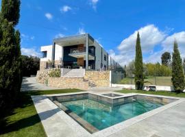 VILLA CALIFORNIENNE with Spa, cinema, jacuzzi & pool in Mougins, hotell i Mougins