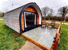 1-Bed pod cabin in beautiful surroundings Wrexham, feriebolig i Wrexham