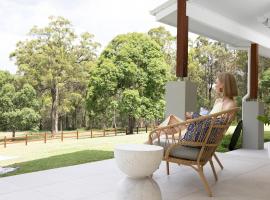 Family Getaway Poolside Fun & Wildlife Spotting, hotel in Burbank