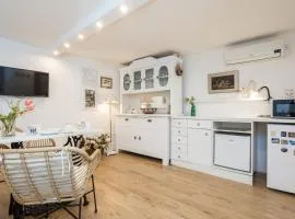 Charming Studio apartment at House Rustica with terrace and nearby parking