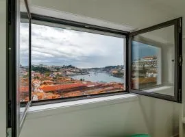 Lovely 2BR w/ views over the river, parking incl