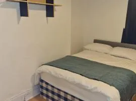 2 Bed Flat - Sleeps 3 - Parking - Wifi