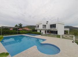 QUINTA RANCHO SANTIAGO CAMPESTRE capacidad 50 huéspedes, καταφύγιο σε Yaguará