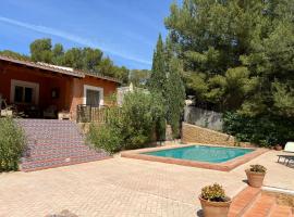 Chalet rural con piscina en plena naturaleza، فندق في Tibi