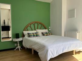 GREEN&PURPLE STUDIO 24 24 Access, self catering accommodation in Bois-Colombes