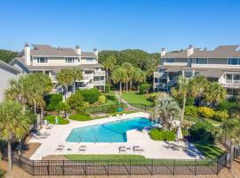 Seagrove Villa 5B - Oceanside Villa in the Trees, hotell i Isle of Palms