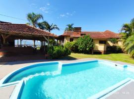 Casa de campo, familiar com piscina, ξενοδοχείο σε Arroio do Meio
