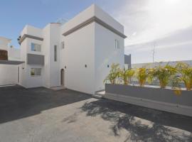 Beautiful Villa - Near Los Cristianos, hotel with jacuzzis in Chayofa