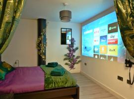 NEW Luxury NYC Style Loft with Cinema Room, hotel perto de Coral Windows Stadium, Bradford