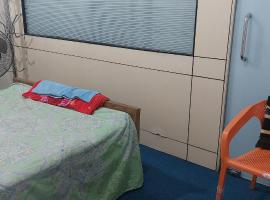 Kompass Homestay - Affordable AC Room With Shared Bathroom in Naya Paltan Free WIFI, hotell i Dhaka