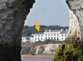 Broadstairs Beach holiday apartments - direct accessibility to Kingsgate Bay - with a parking space, хотел в Бродстеърс