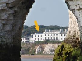 Broadstairs Beach holiday apartments - direct accessibility to Kingsgate Bay - with a parking space, hotel s golf terenima u gradu 'Broadstairs'