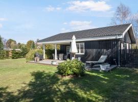Authentic Holiday Home Close To The Beach, hotel em Bøtø By