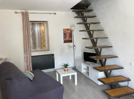 Maison Kyprea: charmant appartement /duplex , spacieux, tout confort avec terrasse extérieure privée, parking privatif , vue pittoresque sur la citadelle de Corté et les montagnes., apartment in Corte