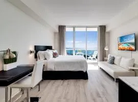 Ocean View Balcony steps from Restaurants, Peacock Park & Marina