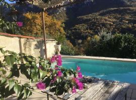 Charmante maison avec piscine, pet-friendly hotel in Gourdon