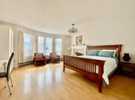 Burnaby Metrotown Cozy 3 Bedroom Suite, quarto em acomodação popular em Burnaby