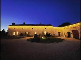 Spacious & Characterful 6 Bed Farmhouse with Pool, hotell med parkering i Vanzay