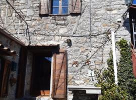 Casa della pace - rooms in antic style with own entrance, aluguel de temporada em Elmo