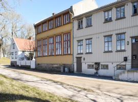 3 Bedroom Beautiful Apartment In Gamle Fredrikstad, hotel amb aparcament a Vaterland