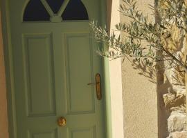 Casa rural El olivo, hotel in Puigmoreno