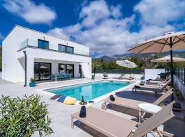 Villa Invigo - Brand New Private Pool Villa, hotel económico en Mlini