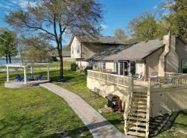 Grand Lake Waterfront Home with Shared Boat Ramp!, hotel di Grove