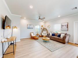 Caisson Modern Beach Cottage, hotel with parking in Surfside Beach