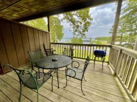 Lake view queen guest room with two queens, sleeper sofa and patio overlooking Lake Ouachita, Hotel Room, hotel com piscinas em Mount Ida