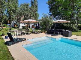 Modern holiday home with pool, hotel na may parking sa Chantenay-Saint-Imbert