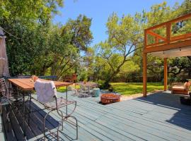 3b2b Hidden Oasis in the Hills-Close to Downtown, Cottage in Austin
