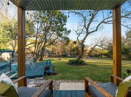 2b1b Hidden Oasis in the Hills- Close to Downtown, Cottage in Austin