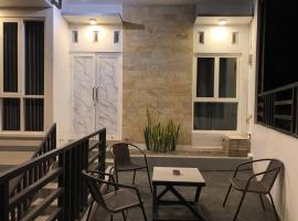 COMFY VILLA BATU Malang - Premium Modern Minimalis, מלון עם ג׳קוזי בTlekung