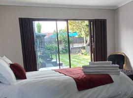 9 Serendipity Stay, hotel in zona Garden Route Dam, George