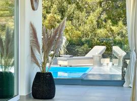 Olive Green Villa Heated Pool, hotel em Agios Nikolaos