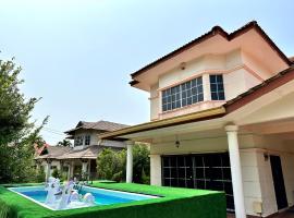 Cozy Bungalow with pool at PD Villa by Elite Stay, hotell i Port Dickson